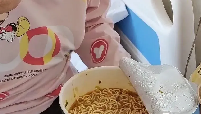 影/陸女博主逼住院婆婆吃泡麵　惹怒全網急澄清：找自己媽媽「擺拍」