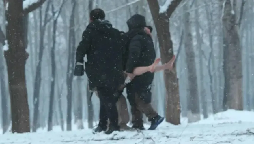 攏系假！雪地「多人激烈運動」凍斃裸女　模特兒：被謠言玷汙