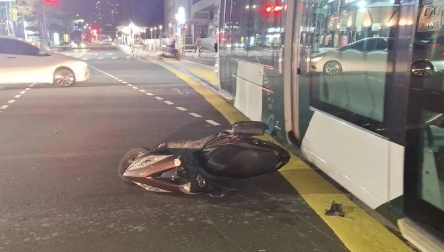 影/高雄輕軌2天2撞！女騎士疑硬闖軌道擦撞車體　臉、四肢擦傷