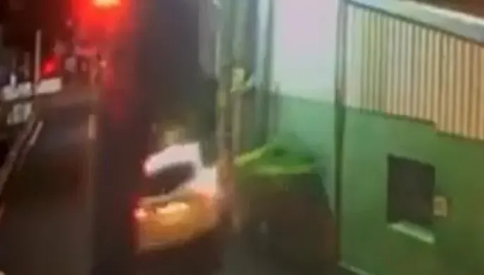 影/彰化醉男高速PK電線桿　車頭撞爛「自己頭也受傷」...酒測值曝