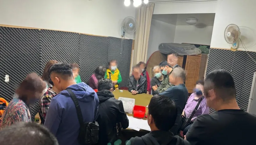 影/南北聯手拼治安！三重民宅藏天九牌賭場　高雄警掃「暫時營業處」