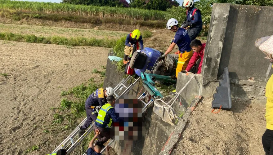 影/驚悚！嘉義男遭怪手壓傷「右腿骨折」　懸3米坡邊血沿牆流