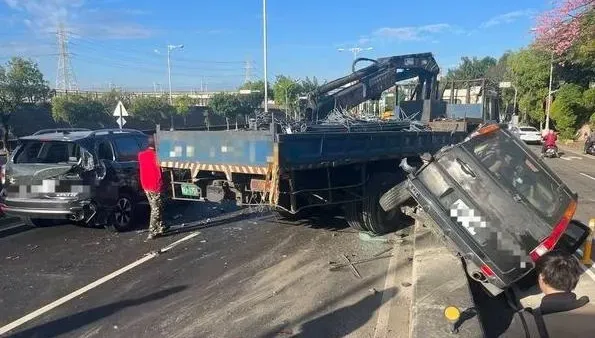 快訊/台中烏日「大貨車連撞5車」車體凹陷　1車騎上分隔島