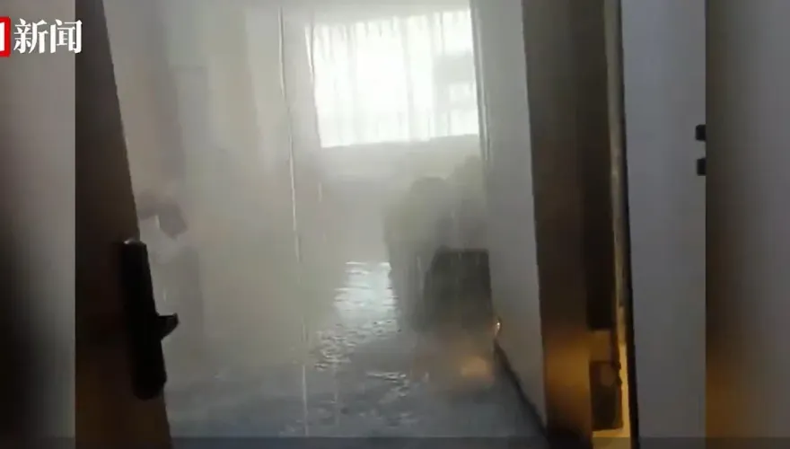 影/另類叫醒服務？「天花板漏水地上積水」　入住飯店如水濂洞