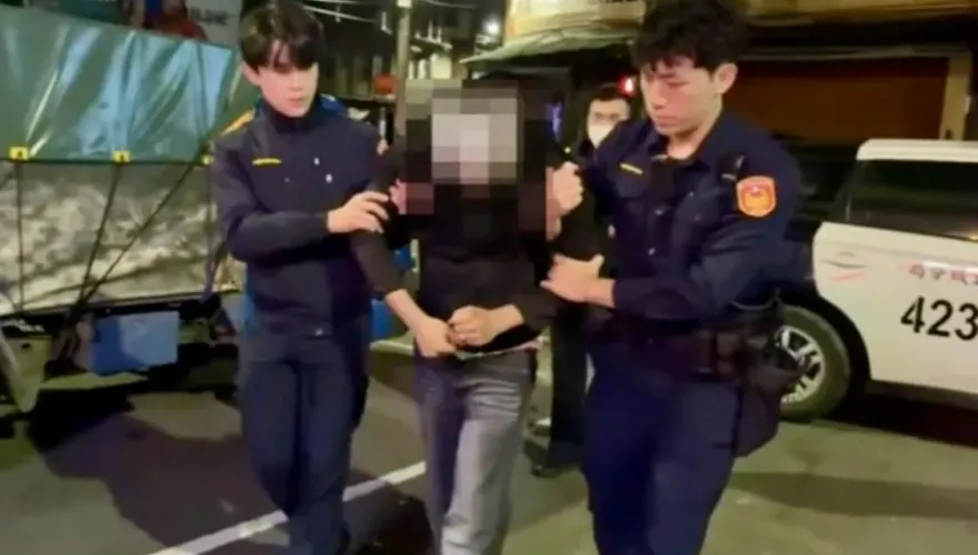 影/撞擊現場曝！遭竊小貨車拒捕衝撞警員　棄車逃逸遭壓制逮捕