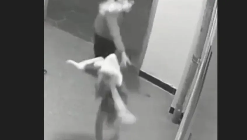 影/過程僅6秒！女童自家樓下玩耍　竟遭怪男「拉手摀嘴」險擄走