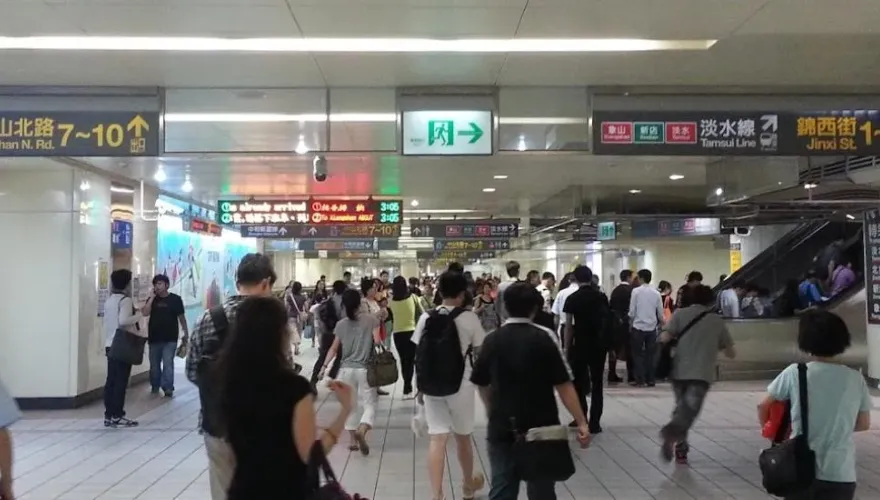男搭捷運不小心「踩到她」竟被告過失傷害！法官判拘10天