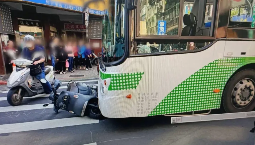 影/萬華驚悚死亡車禍！闖紅燈騎士遭公車攔腰猛撞　「噴飛重摔」搶救12小時亡