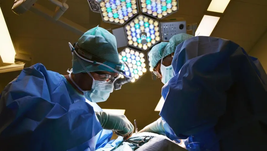 影/誇張醫療糾紛！男子左腳接受手術兩光醫生卻開錯腳　害他「幾乎殘廢」