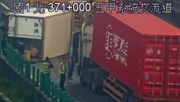 快訊/下班注意！國1五甲系統大貨車翻覆　「紫爆」時速不到20公里