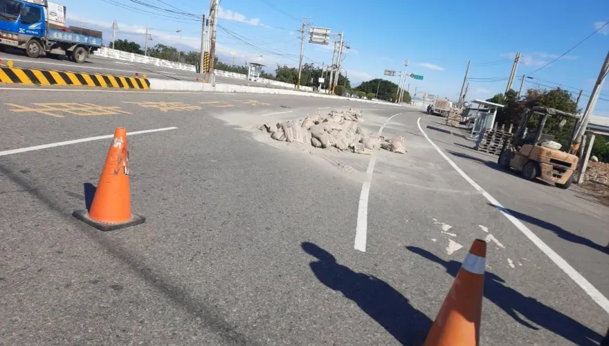 影/沒綁好？苗栗曳引車高速過彎　水泥袋散一地慘變活動路障