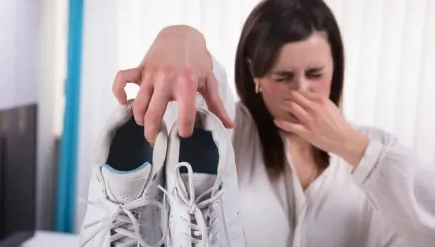 鞋襪都難擋！求職者腳太臭　面試官受不了：拜託別用他