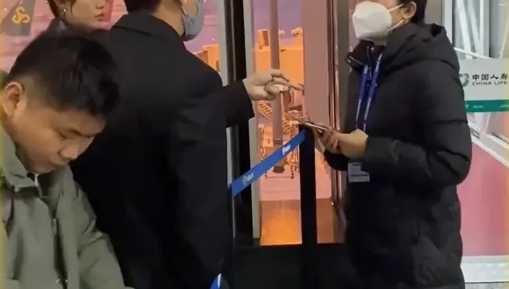 影/大陸天候不佳致飛機航班延誤　男乘客叫囂要投訴：我有280萬粉絲！
