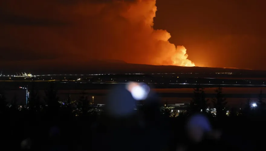 冰島火山噴發4000居民已撤　熔岩噴湧而出夜空一片橘紅