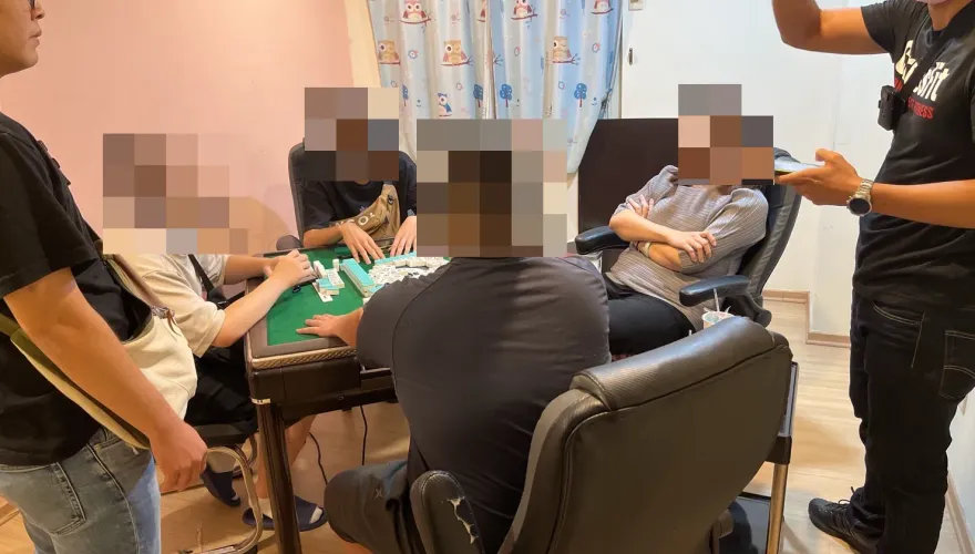 影/這戶出入超頻繁！職業賭場藏身民宅　用「靜音麻將桌」躲警仍被揪出