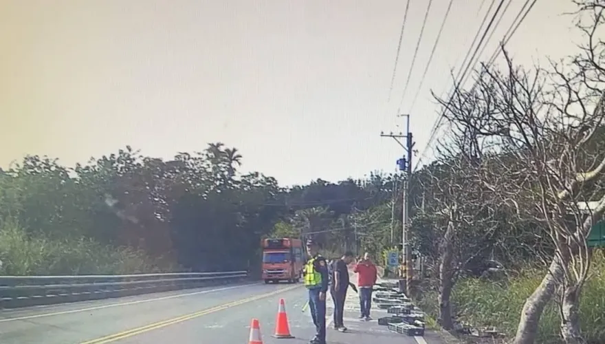 影/蛋洗台9線！白稠黃液佈滿整條馬路　駕駛揚長而去居民傻眼