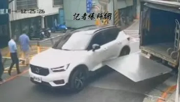 貨車違停轉角！下秒升降板狠刮「瑞典坦克」　網：30萬飛了