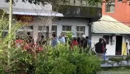 賴清德萬里老家成打卡熱點　粉專哏圖「新北最強觀光違建」：捷運不通特勤很多