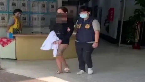 影/9人販毒集團都聽「她」的！23歲熱褲妹竟是首腦　落網裝無辜慘被手下出賣