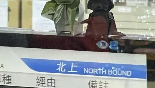 被台鐵耽誤的摺紙天才？車站驚見尤達大師與黑武士　網笑：感受到原力了