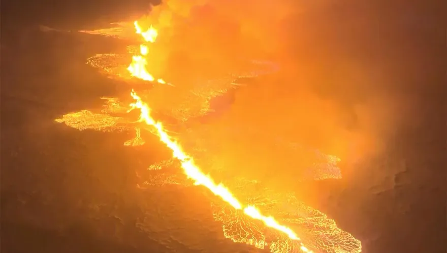 影/冰島火山持續爆發！地面現3.5公里大裂縫　首都附近機場航班起降受影響