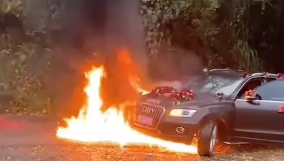 影/哭哭！婚宴放鞭炮「引燃漏油」　奧迪禮車被大火吞噬全毀