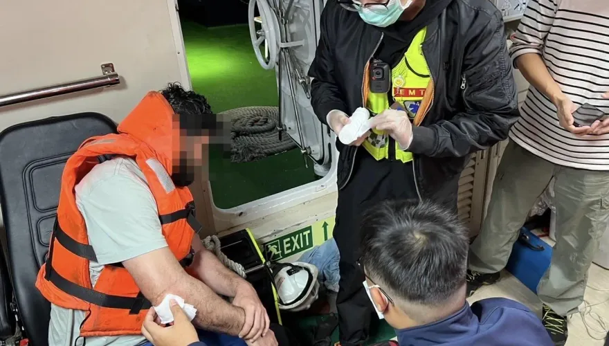 影/風強浪大！克服湧浪及船舷高低差　台中海巡搶救印度受傷船員