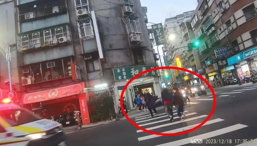 救護車鳴笛逼近！一行人硬是「龜速慢慢走」　網譏：帝王你敢嘴
