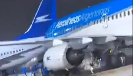 影/波音737vs140公里狂風！機頭「90度移動」撞鄰機　現場慘況曝光