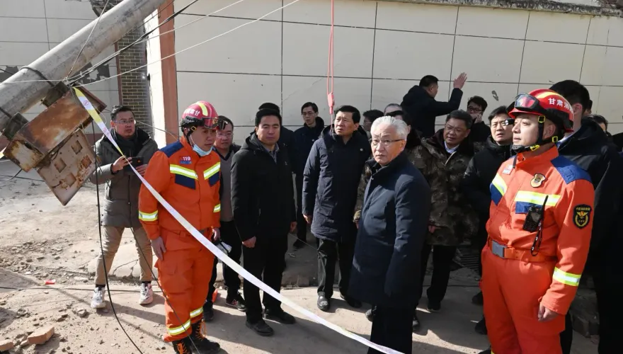 甘肅地震增至131人死亡 700餘人受傷　陸國務院副總理赴災區指揮