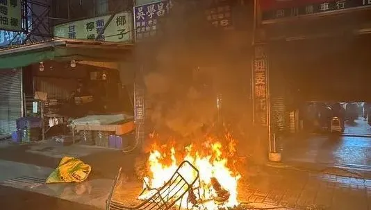 影/台南清晨機車火警原因曝光！拾荒伯騎車遭撞「雷殘」　惡駕駛引火肇逃