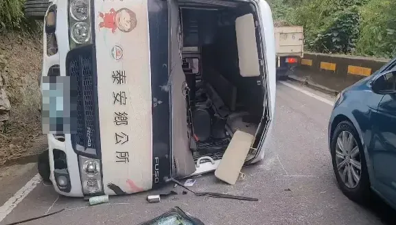 快訊/泰安社區巴士「撞山壁」！玻璃炸飛、4傷　駕駛疑吃感冒藥釀禍