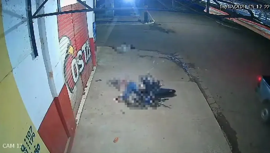 影/監視器畫面曝光！巴西女3貼騎機車飆速　擦撞汽車噴飛1死2重傷