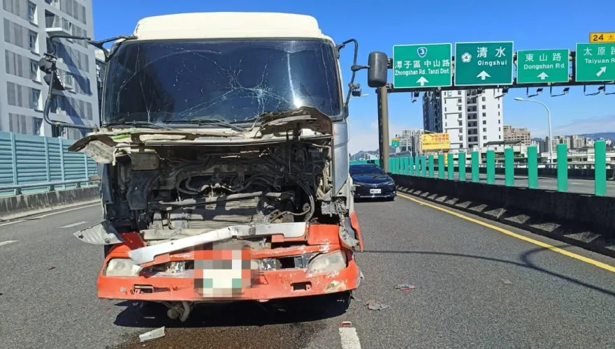 影/台74線太平段6車事故！曳引車追撞大貨車「車頭全毀」　再波及4轎車