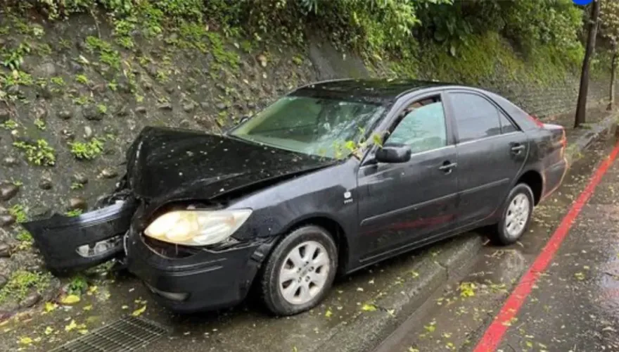 快訊/基隆轎車自撞邊坡車頭全毀　駕駛受困意識模糊送醫急救