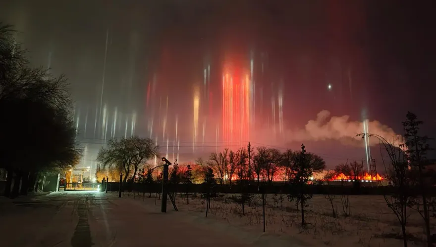 新疆夜空出現絕美罕見「寒夜燈柱」　 網驚嘆：宛如大自然科幻大片