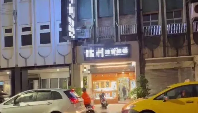 快訊/宜蘭羅東銀樓搶案！20歲男搶2條金項鍊「奪門而出」店家損失40萬