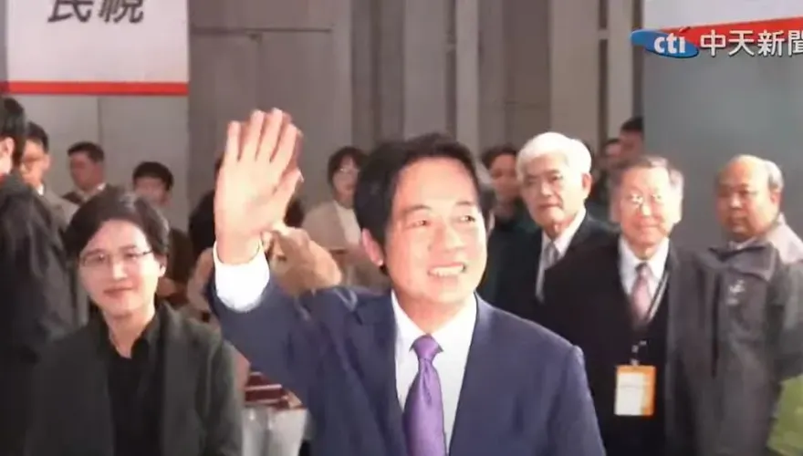 影/著藍色西裝、紫色格子領帶出席政見會　賴清德最晚抵達簽到後小撥頭髮