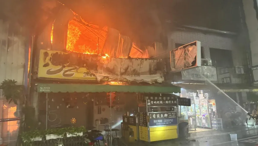 影/駭人！台南意麵店大火「2樓鐵皮加蓋」全面燃燒　烈焰濃煙像火球