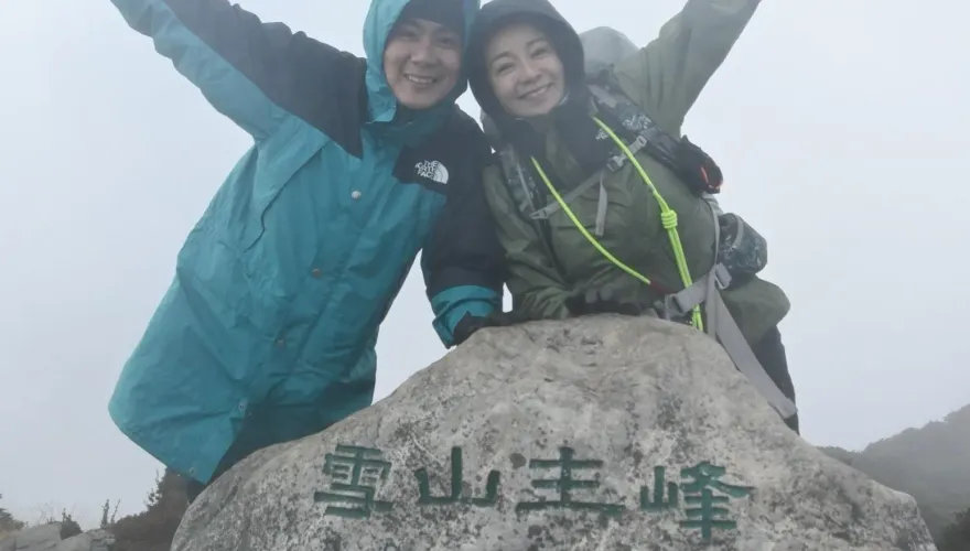 挑戰3886公尺！季芹登雪山抽筋起水泡痛哭　王仁甫克難喝屋簷雨水：沒有下次