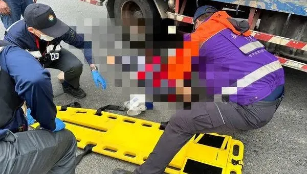影/驚悚車禍！嘉義7旬婦穿越路口　慘遭菜車撞輾送醫不治
