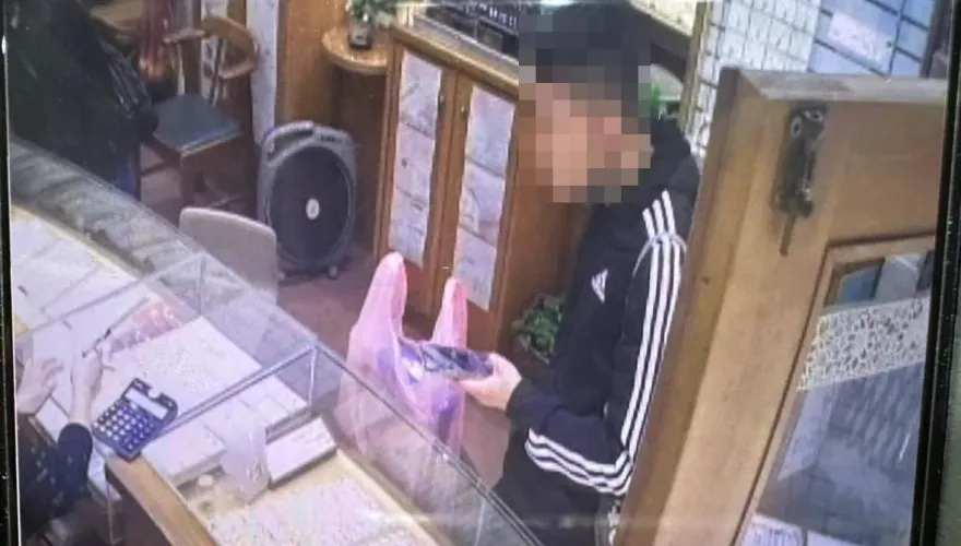 影/嫌犯身影曝光！宜蘭羅東20歲男搶銀樓「40萬金項鍊」逃逸　警：全力追緝中