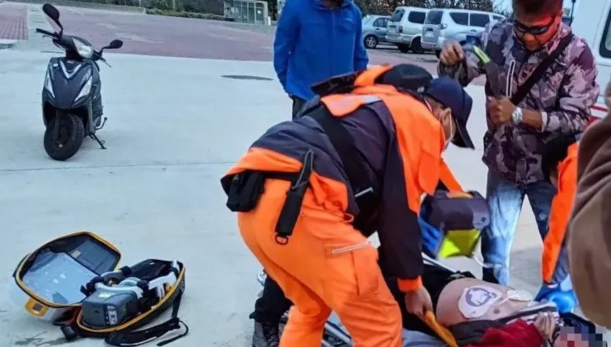 影/澎湖白沙2起意外！單車男遭吹倒「爬起落海」喪命　婦自撞路樹翻車
