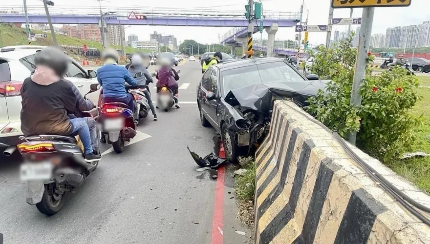 影/清晨轎車自撞分隔島機車險遭殃　駕駛棄車落跑警將開罰