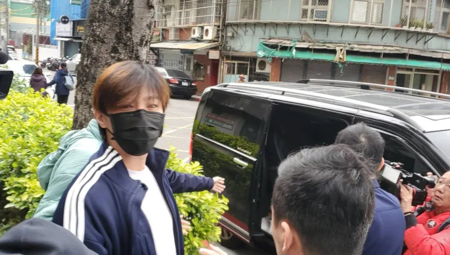 快訊/逮到了！毆打炎亞綸律師害「頭部擦挫傷」　27歲酒客到案說明