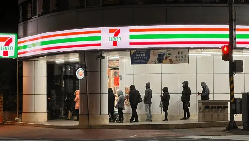 「凌晨4:30」超商前排隊為何事？內行人揭悲情：長腿妹子們等上班