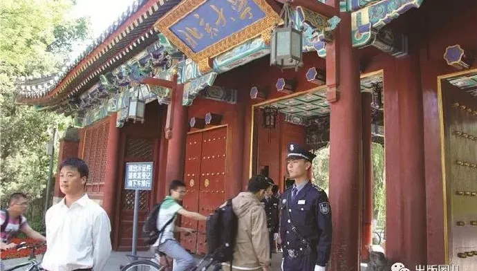 北大副教授不想「掃臉識別」　直接跨欄入校和警衛上演「你追我跑」