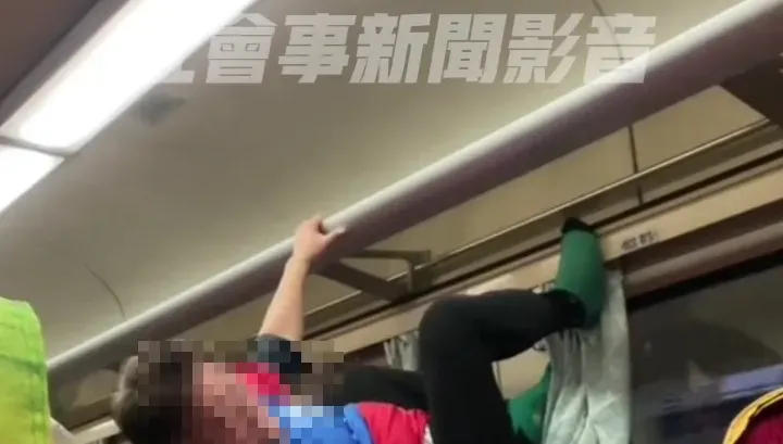 台鐵體操怪客車廂倒掛行李架！自稱國家代表隊嗆乘客：沒有讀歷史