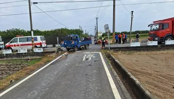 快訊/台南麻豆「2貨車路口相撞」！70歲男左腿遭夾斷