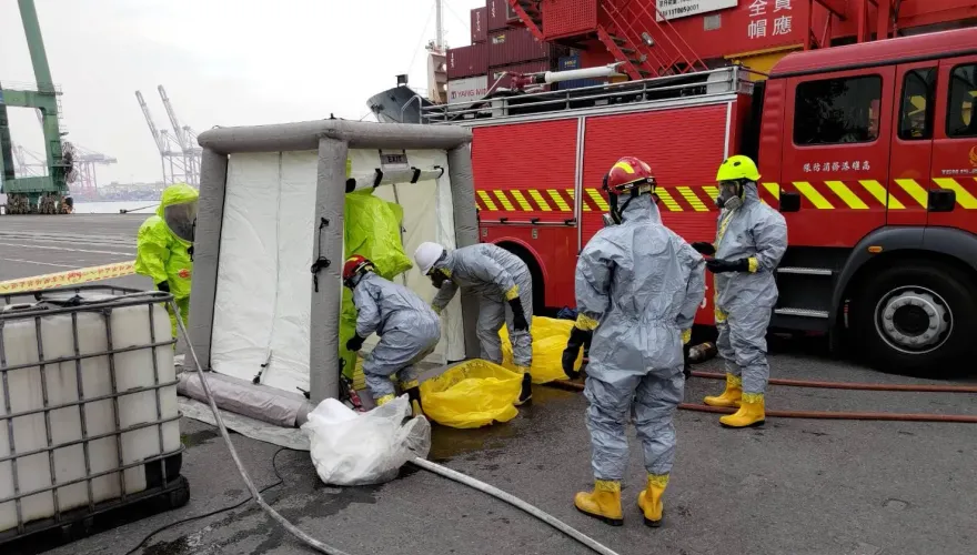 快訊/高雄港70號碼頭「氫氟酸」洩漏　貨車駕駛不適送醫